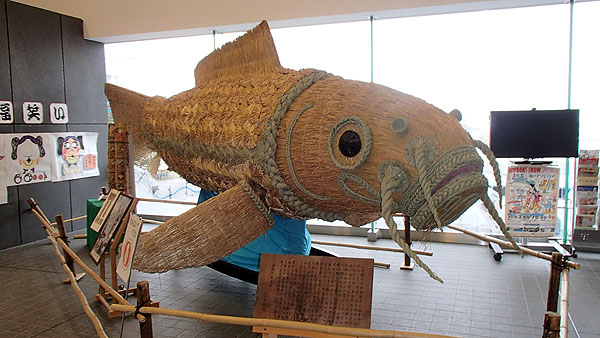 でっかい鯉のわら人形